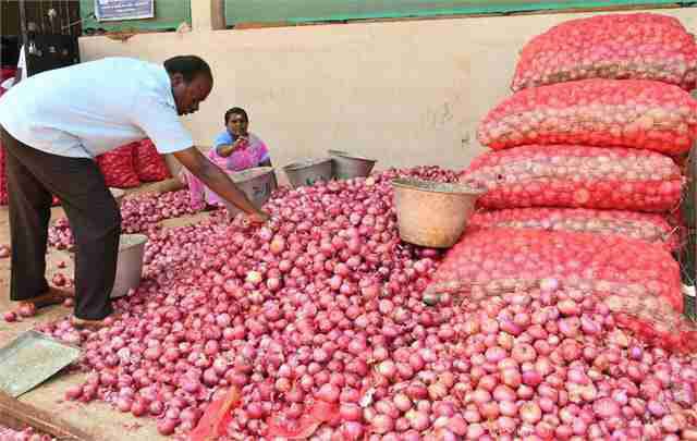 सोनभद्र: प्‍याज की कीमत में लगी ”आग”…आम जनता के लिए खरीददारी करना मुश्किल