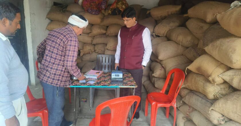 मिर्जापुर: अपर जिलाधिकारी ने धान क्रय केंद्र यूपीएसएस भरुहना का किया निरीक्षण किया गया