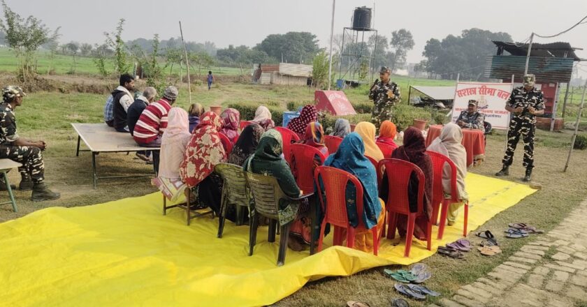 सिद्धार्थनगर: सशस्त्र सीमा बल ने ग्रामीणों के रोजगार सृजन हेतु आयोजित की मधुमक्खी पालन कार्यशाला