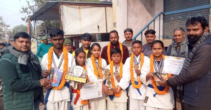 राजातालाब: पान विक्रेता के बेटा-बेटी ने नेशनल कराटे कोलकाता में जीता गोल्ड मेडल, हुआ भव्य स्वागत