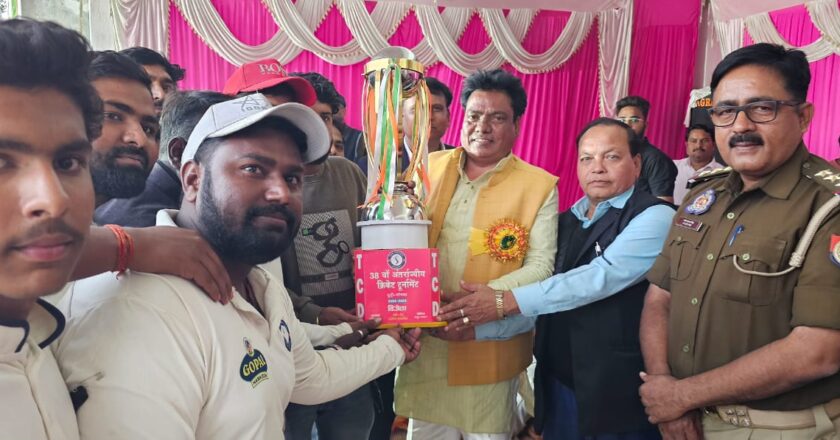 सोनभद्र: 38वें अन्तर्राज्यीय क्रिकेट टूर्नामेंट के फाइनल मुकाबले में दुद्धी ने चोपन को दी शिकस्त, विजेता कप पर किया कब्जा