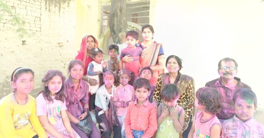 बलिया: रेड रोज पब्लिक स्कूल में छात्र-छात्राओं ने खेली होली, रंग-गुलाल लगाकर शिक्षकों से लिया आशीर्वाद