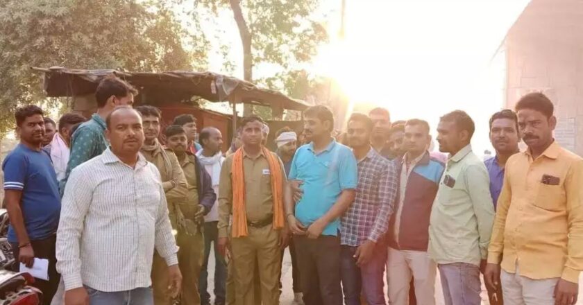 वाराणसी: बस चालकों ने की हड़ताल, सैलरी समेत विभिन्न मांगों को लेकर प्रदर्शन