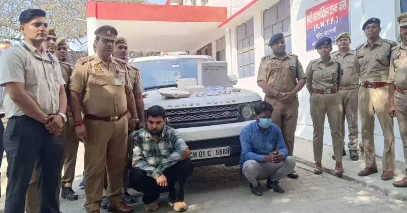 वाराणसी में 34 लाख की ठगी करने वाले दो साइबर ठग चढ़े पुलिस के हत्थे, लग्जरी कार, महंगे मोबाइल और पैन कार्ड समेत कई सामान बरामद