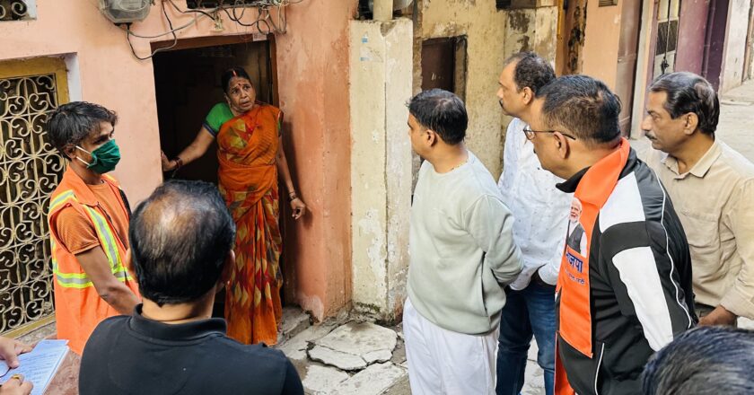 वाराणसी: महापौर संग सड़क पर उतरे अधिकारी, घर-घर कूड़ा उठान और क्यूआर कोड का किया निरीक्षण