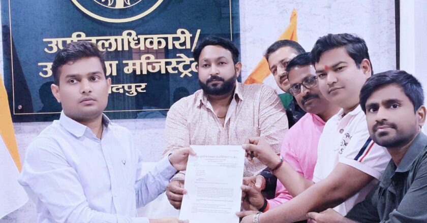 सीतापुर में पत्रकार की हत्या के विरोध में सैदपुर में पत्रकारों ने उपजिलाधिकारी को सौंपा पत्रक