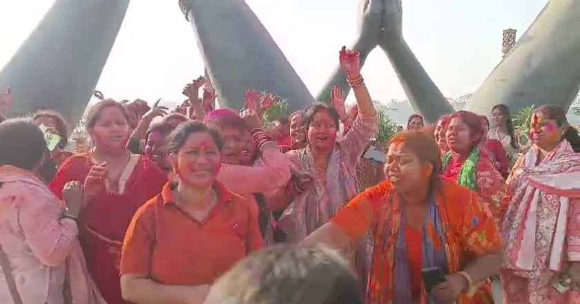 वाराणसी: गोवर्धन धाम मंदिर में धूमधाम से खेली  होली, जमकर उड़ें रंग-गुलाल