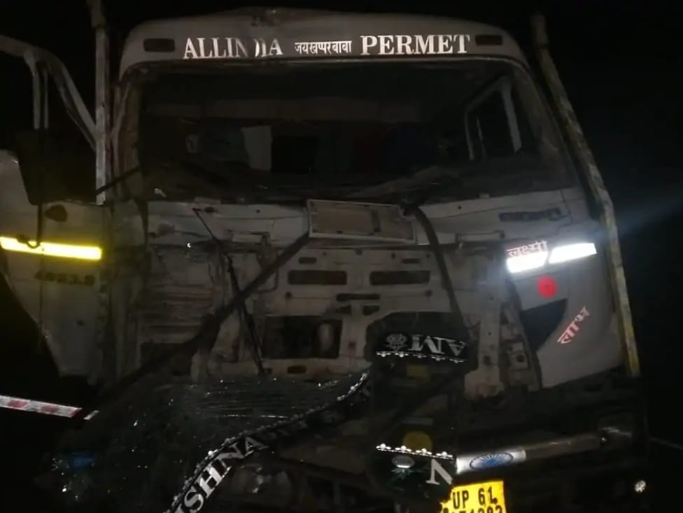 जंगीपुर में फोरलेन बना खूनी पटरी; ट्रक ने मारी ब्रेक, ट्रेलर जा घुसा, चालक गंभीर, ट्रक ड्राइवर फरार