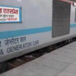 वाराणसी: बनारस से दिल्ली जा रही शिवगंगा एक्सप्रेस का इंजन फेल, यात्रियों ने जताया विरोध