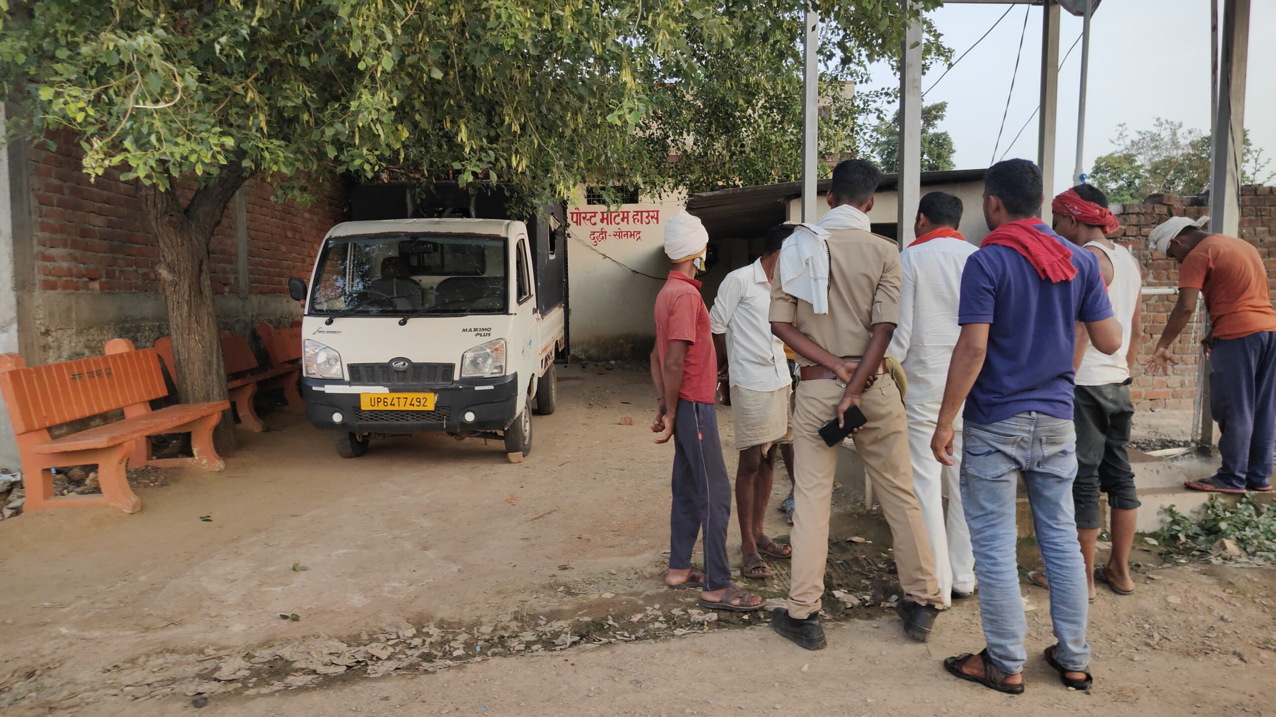 मुरता-लिलासी मार्ग पर युवक का रक्तरंजित शव मिलने से सनसनी, हत्या की आशंका; फोरेंसिक और डॉग स्क्वायड जांच में जुटी