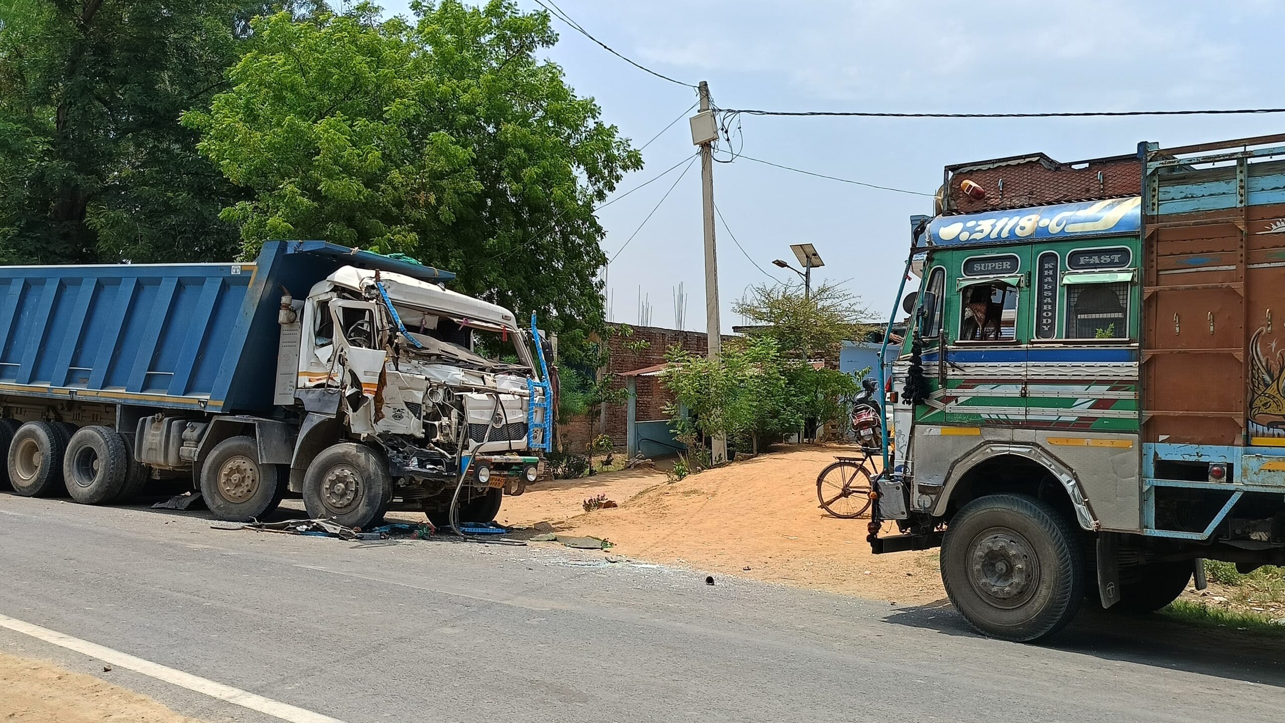 एनएच-39 पर हाइवा और ट्रक की आमने-सामने भिड़ंत, चालक गंभीर रूप से घायल